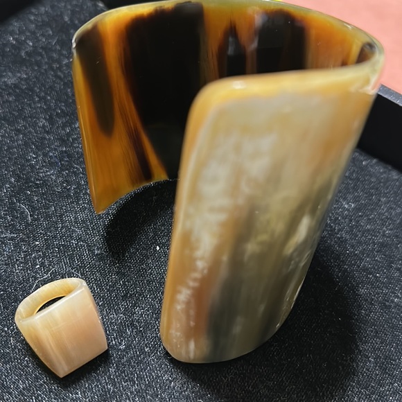 Multi colored asymmetrical Buffalo horn/bone bracelet OS and ring size 9. - Picture 5 of 5